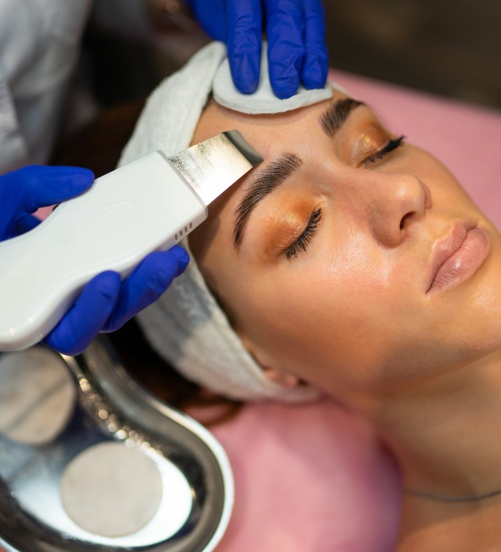 Facial cleansing procedure with ultrasonic scrubber